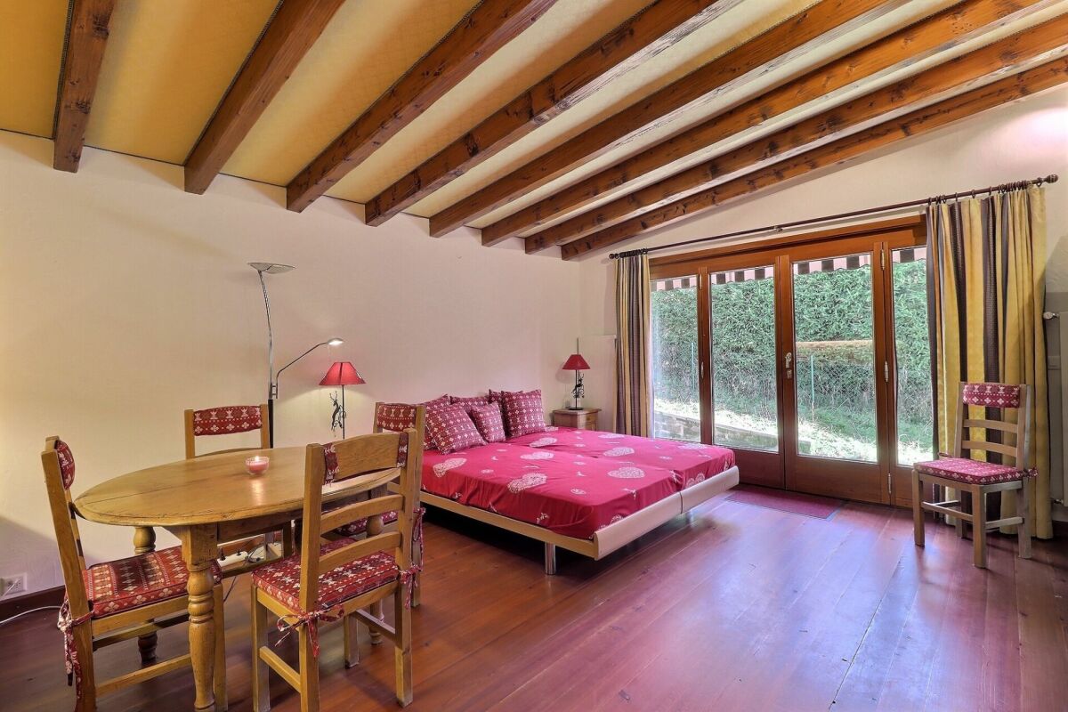 Rustikales Schlafzimmer mit Holzbalkendecke