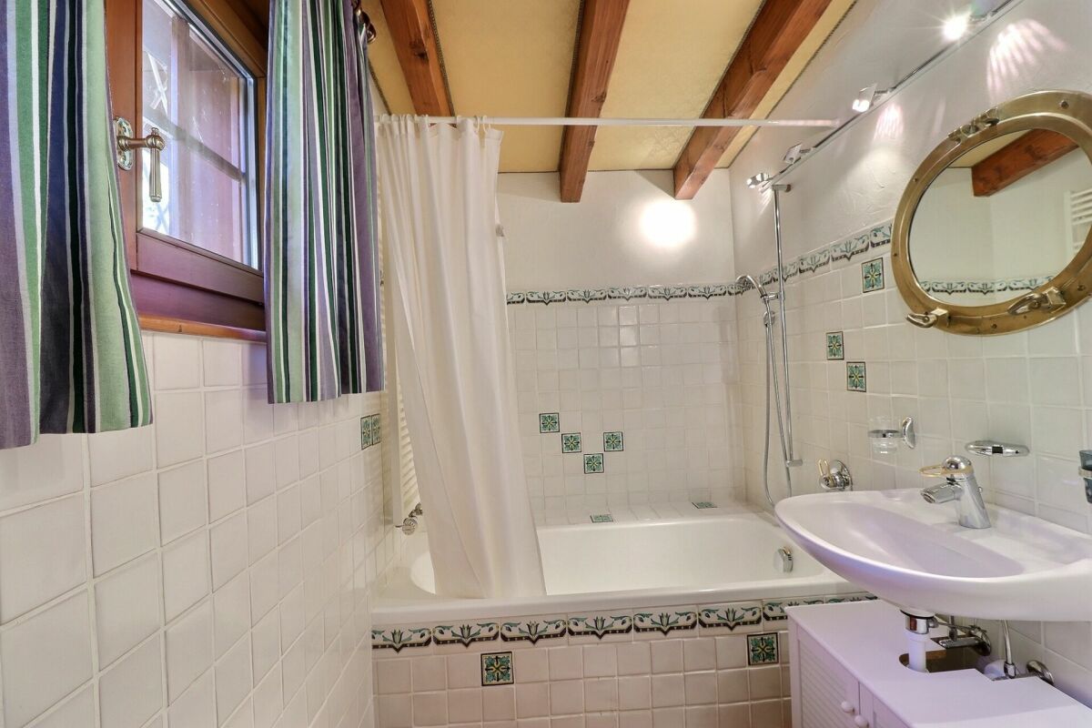 Badezimmer mit Badewanne und Fenster