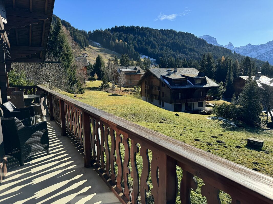 Alpenbalkon mit Bergblick