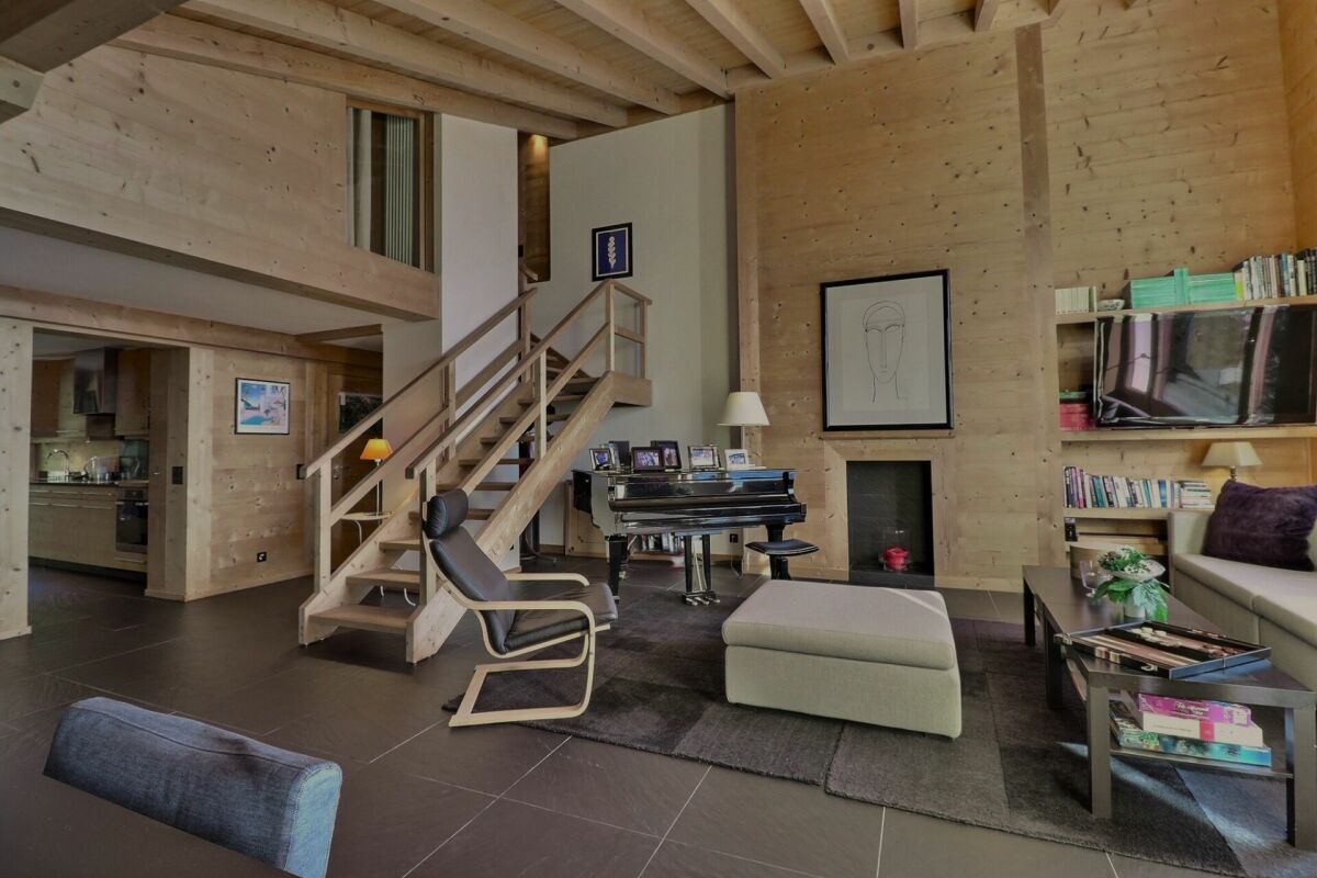 Offener Wohnraum mit Holzdecke und Galerie