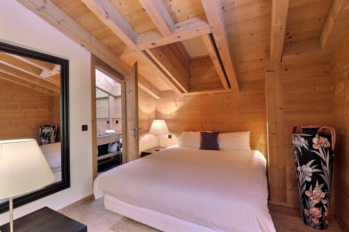 Gemütliches Holzschlafzimmer im Chalet-Stil