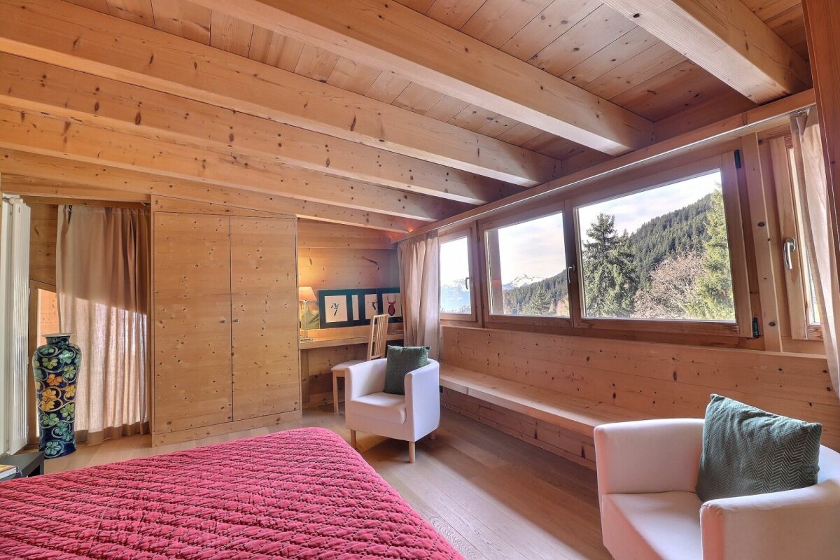 Holzverkleidetes Schlafzimmer mit Bergblick