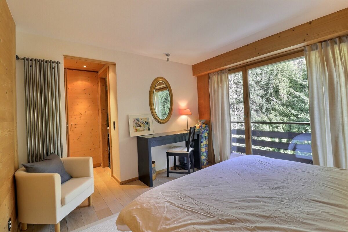 Schlafzimmer mit Balkonblick