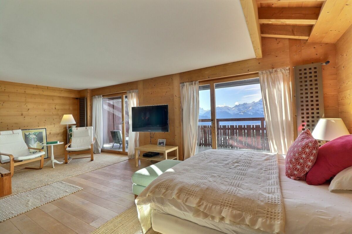 Gemütliches Schlafzimmer mit Bergblick