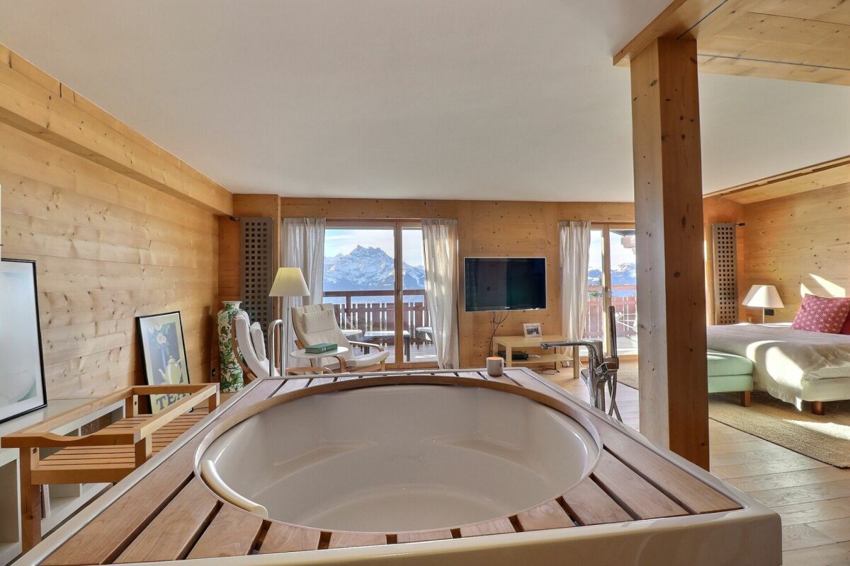 Luxuriöses Schlafzimmer mit Whirlpool und Bergblick