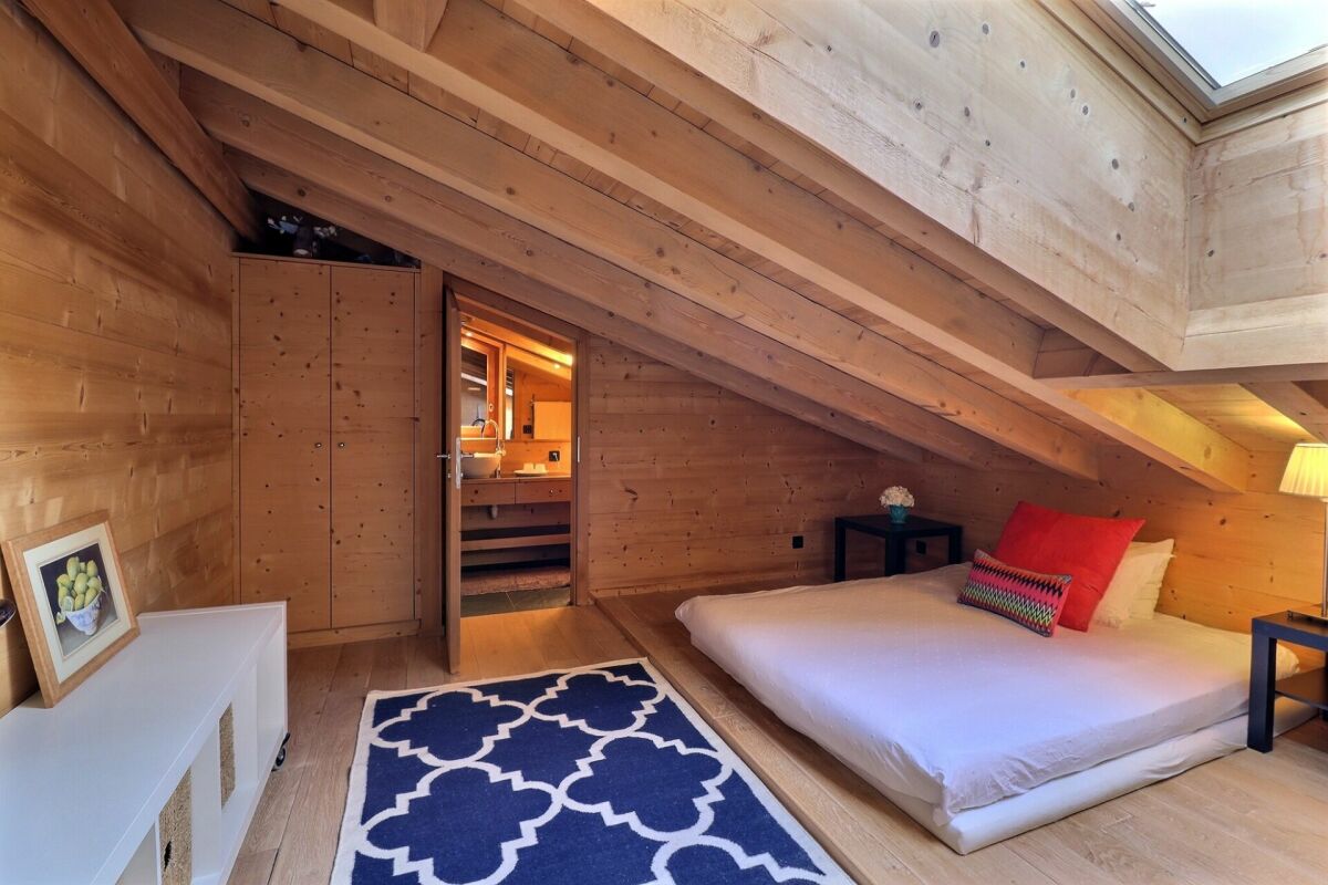 Dachgeschoss-Schlafzimmer mit Holzverkleidung