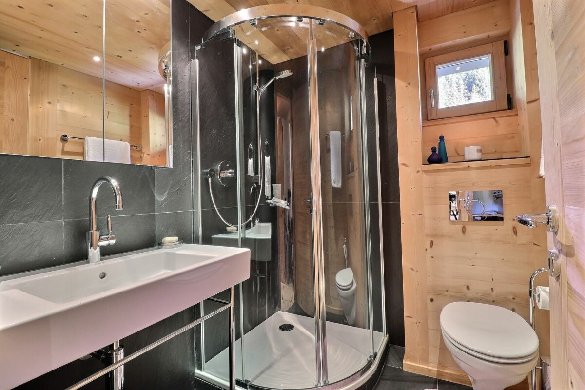 Modernes Badezimmer mit Holzverkleidung