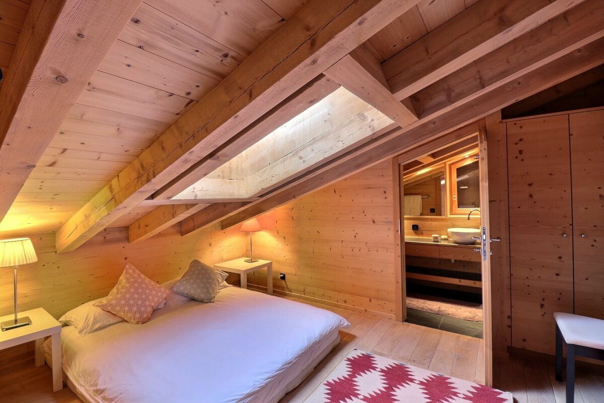 Gemütliches Dachgeschoss-Schlafzimmer mit Holzverkleidung