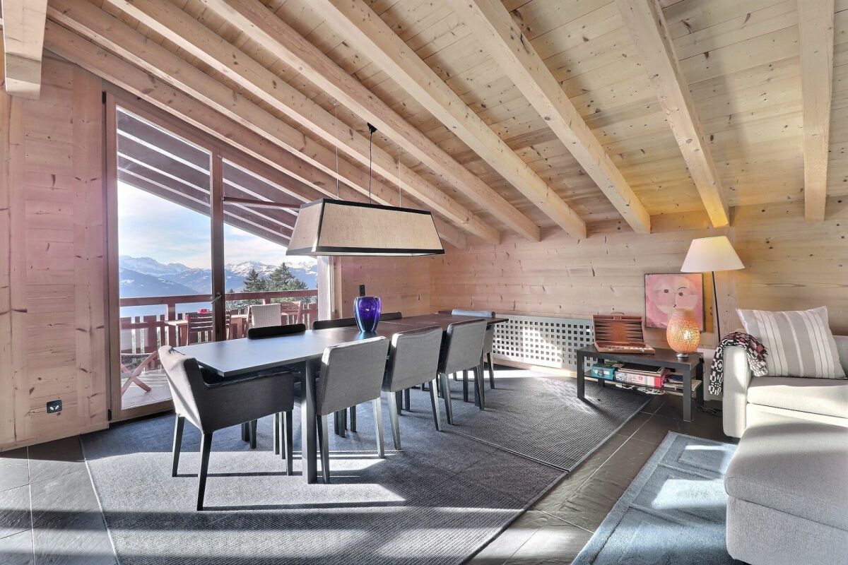 Gemütlicher Wohn- und Essbereich im Chalet-Stil mit Bergblick