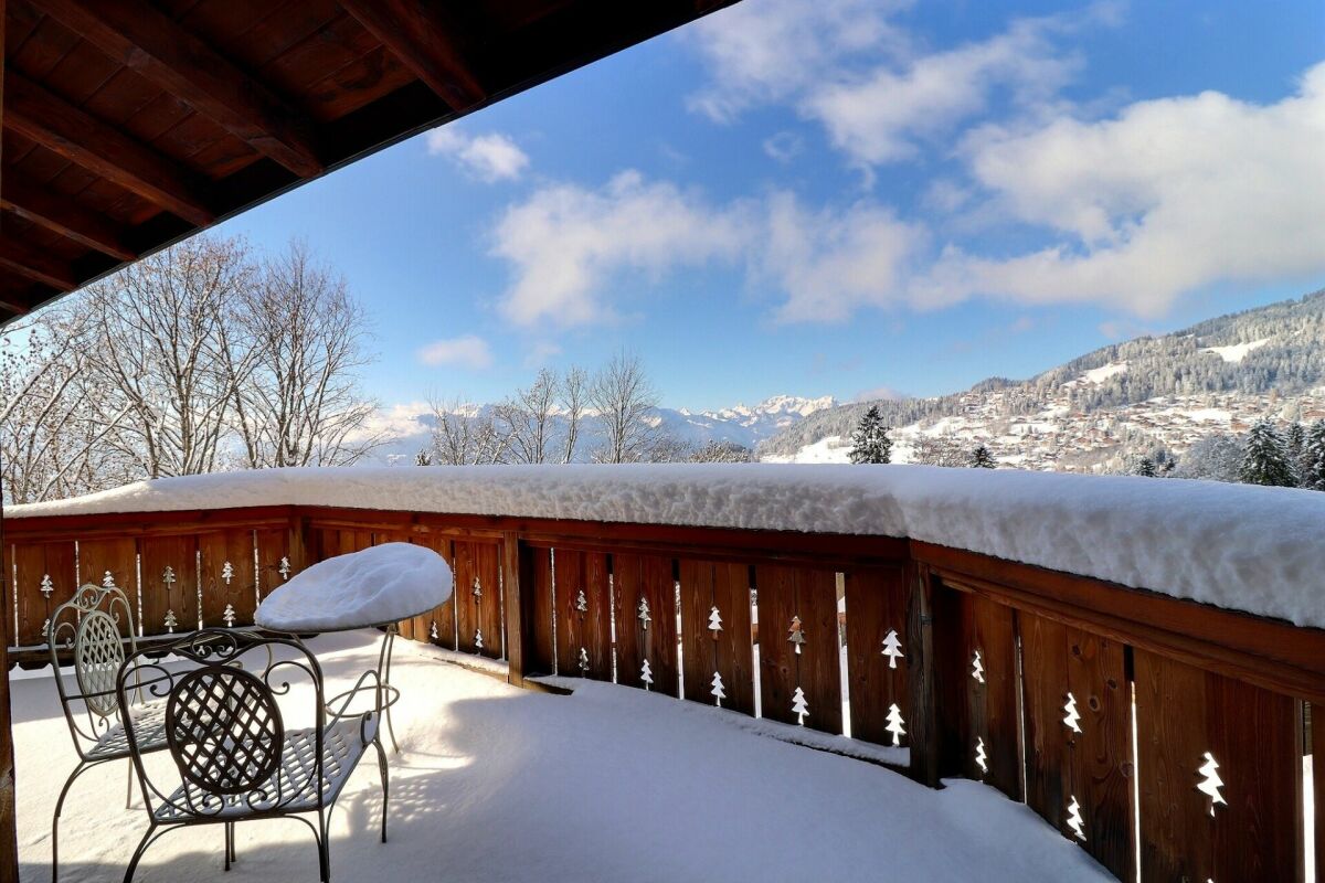 Schneebedeckter Balkon mit Bergblick