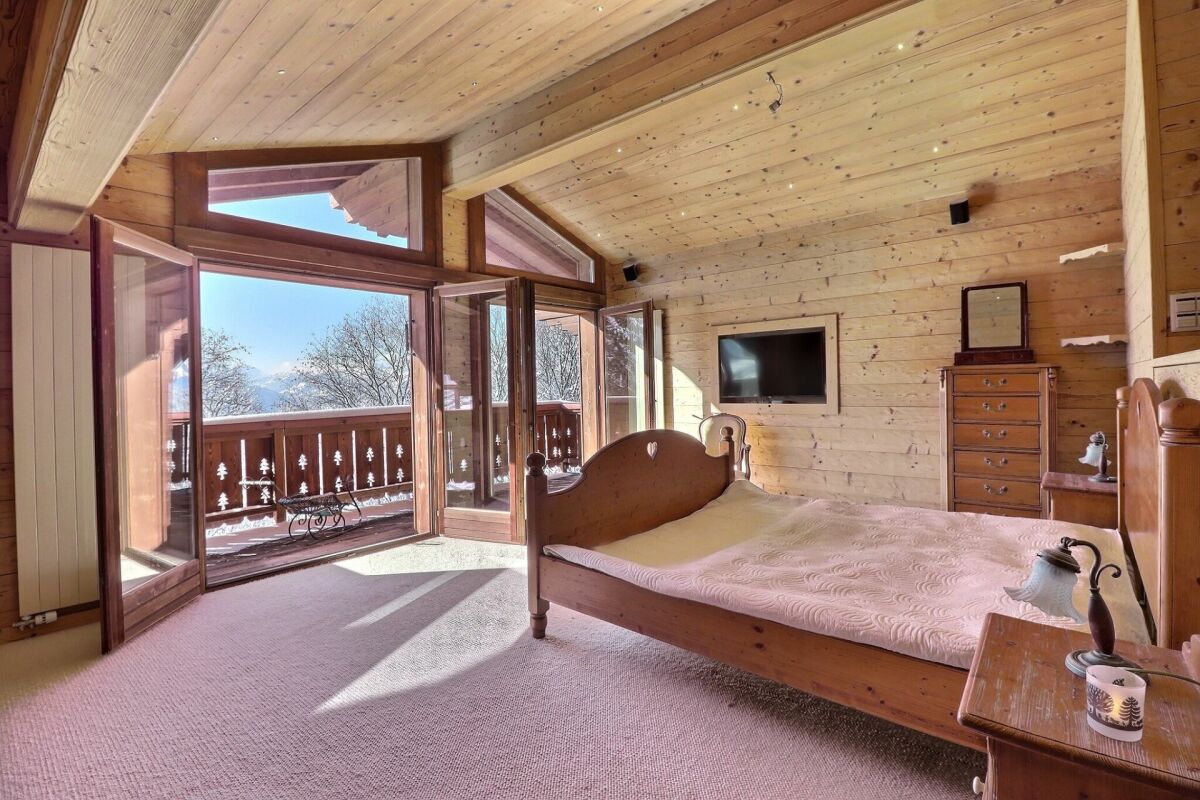 Gemütliches Holzschlafzimmer mit Bergblick