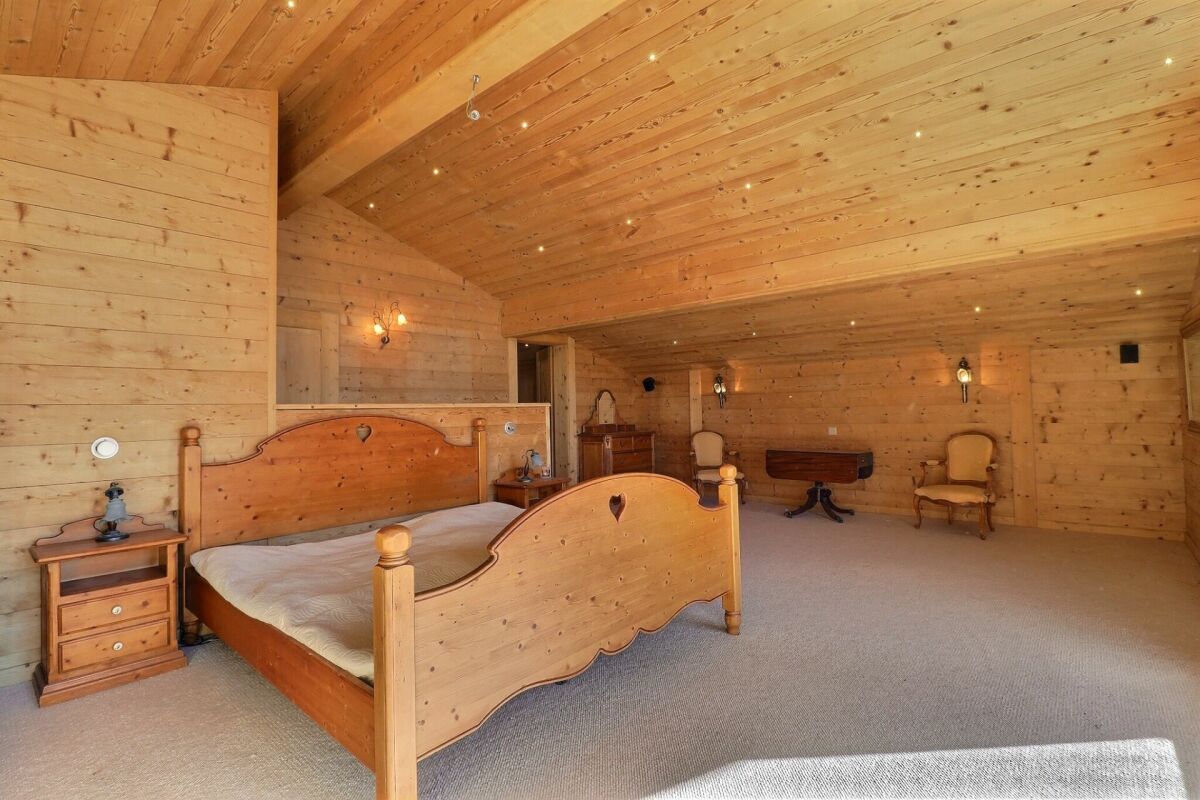 Rustikales Dachgeschoss-Schlafzimmer