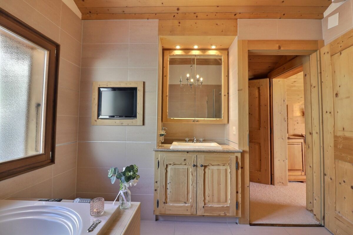 Rustikales Bad mit Holzdetails