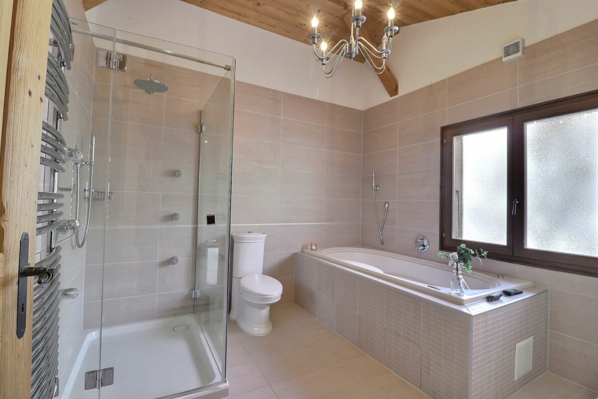 Modernes Badezimmer mit Badewanne und Dusche