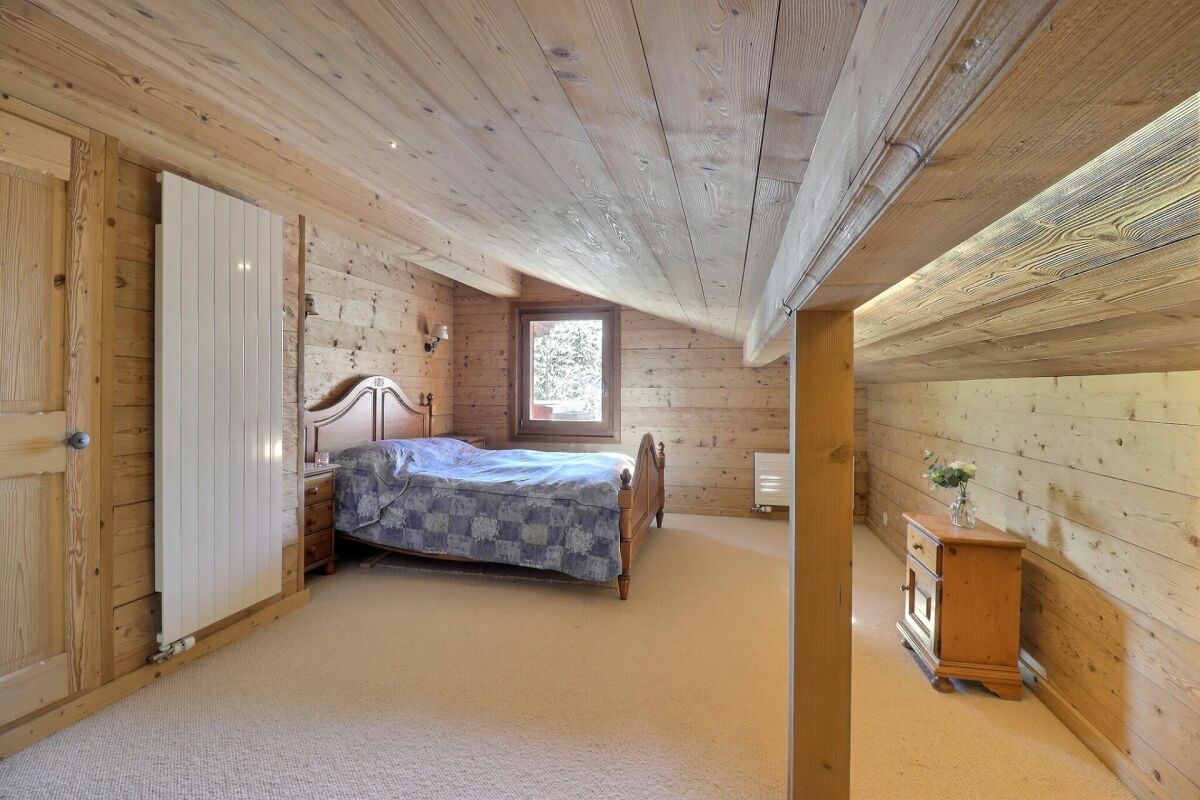 Dachzimmer mit Holzverkleidung