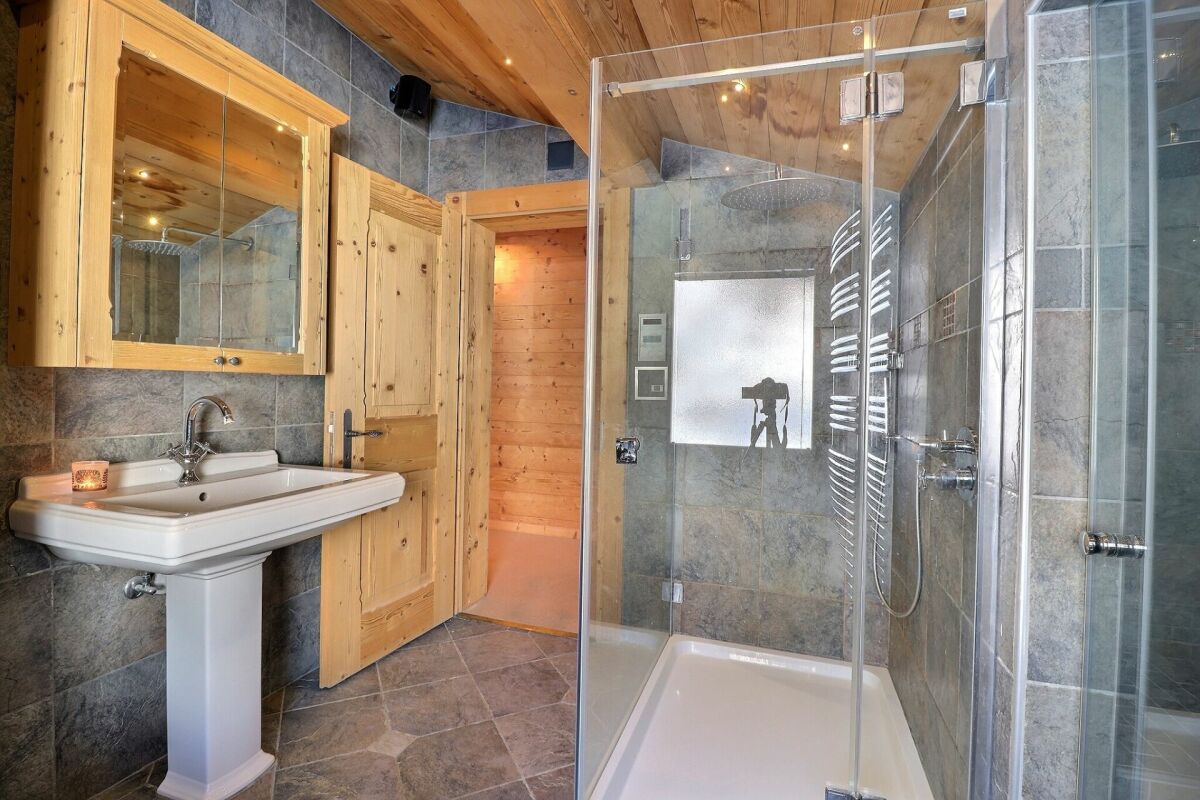 Rustikales Badezimmer mit Holz und Naturstein