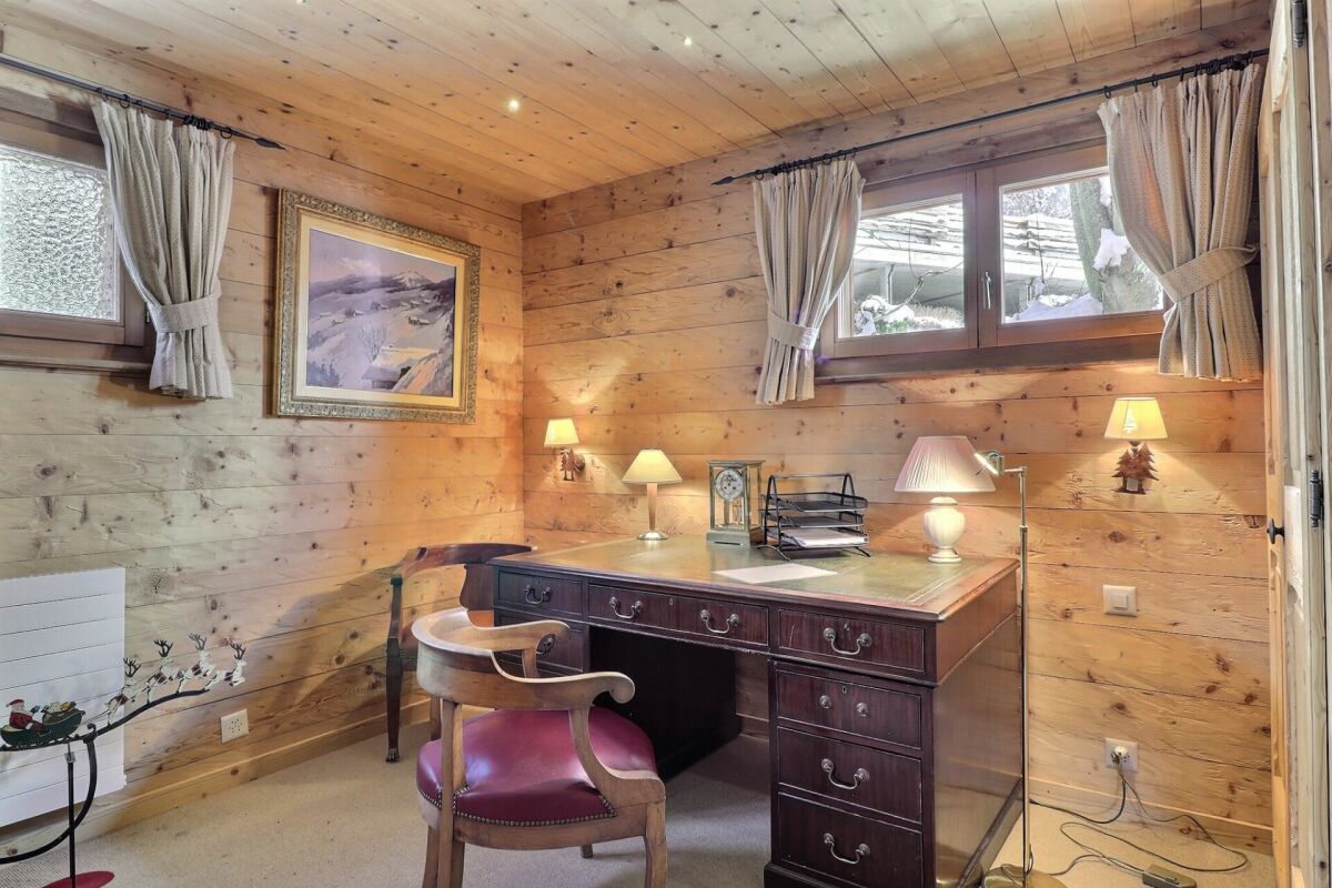 Rustikales Arbeitszimmer mit Holzvertäfelung