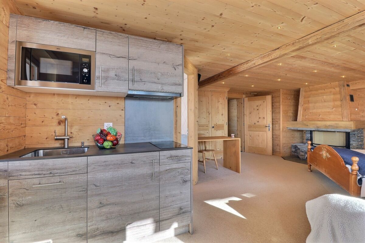 Rustikale Holzschlafzimmer-Küchenkombination