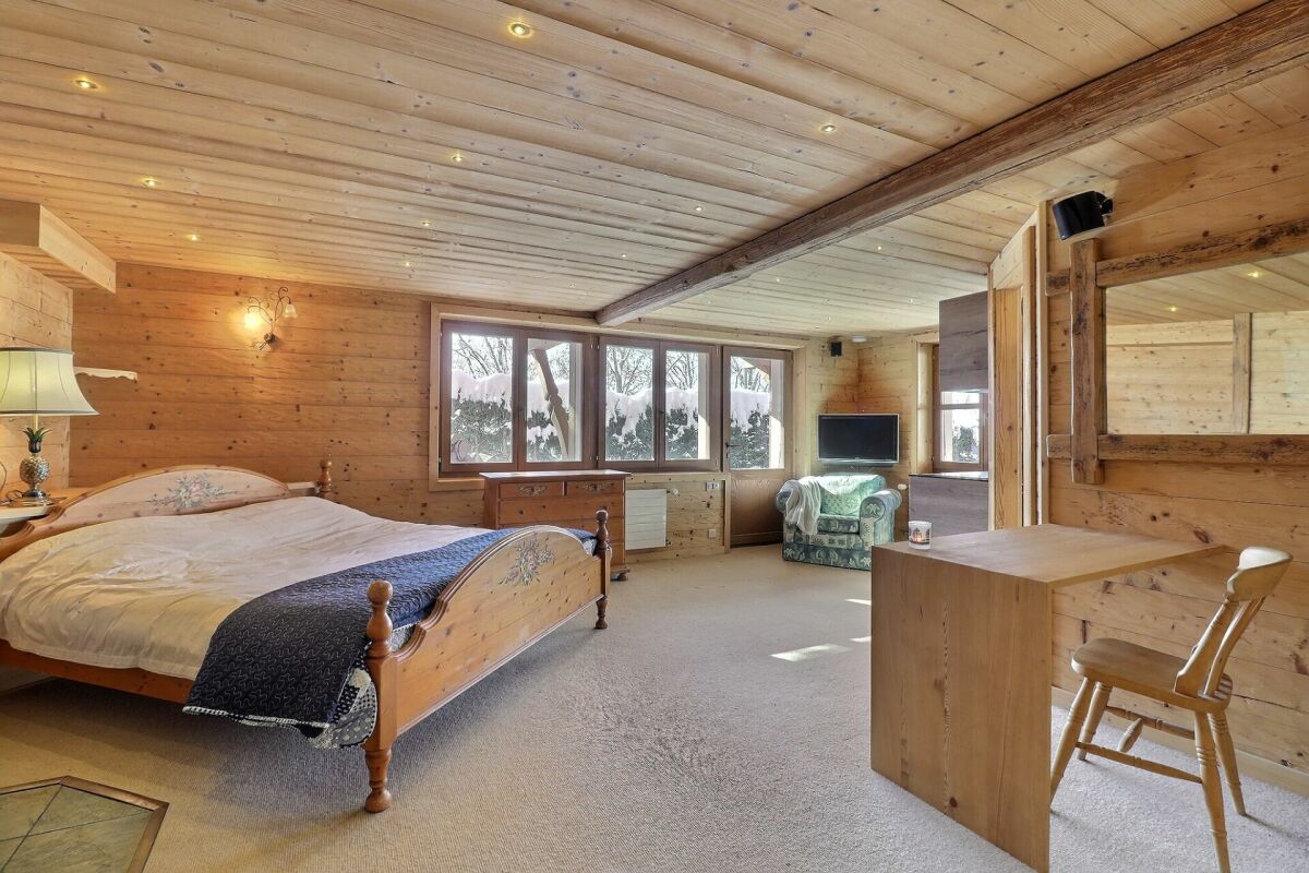 Rustikales Schlafzimmer mit Holzverkleidung