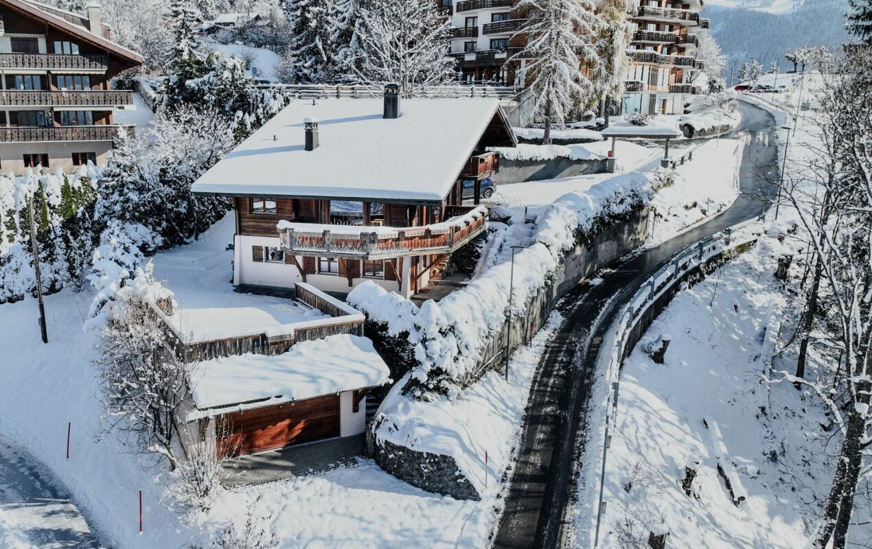Verschneites Chalet mit Zufahrtsstraße