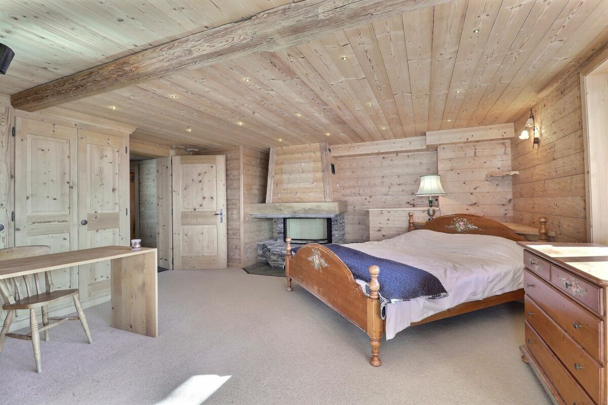 Rustikales Schlafzimmer mit viel Holz