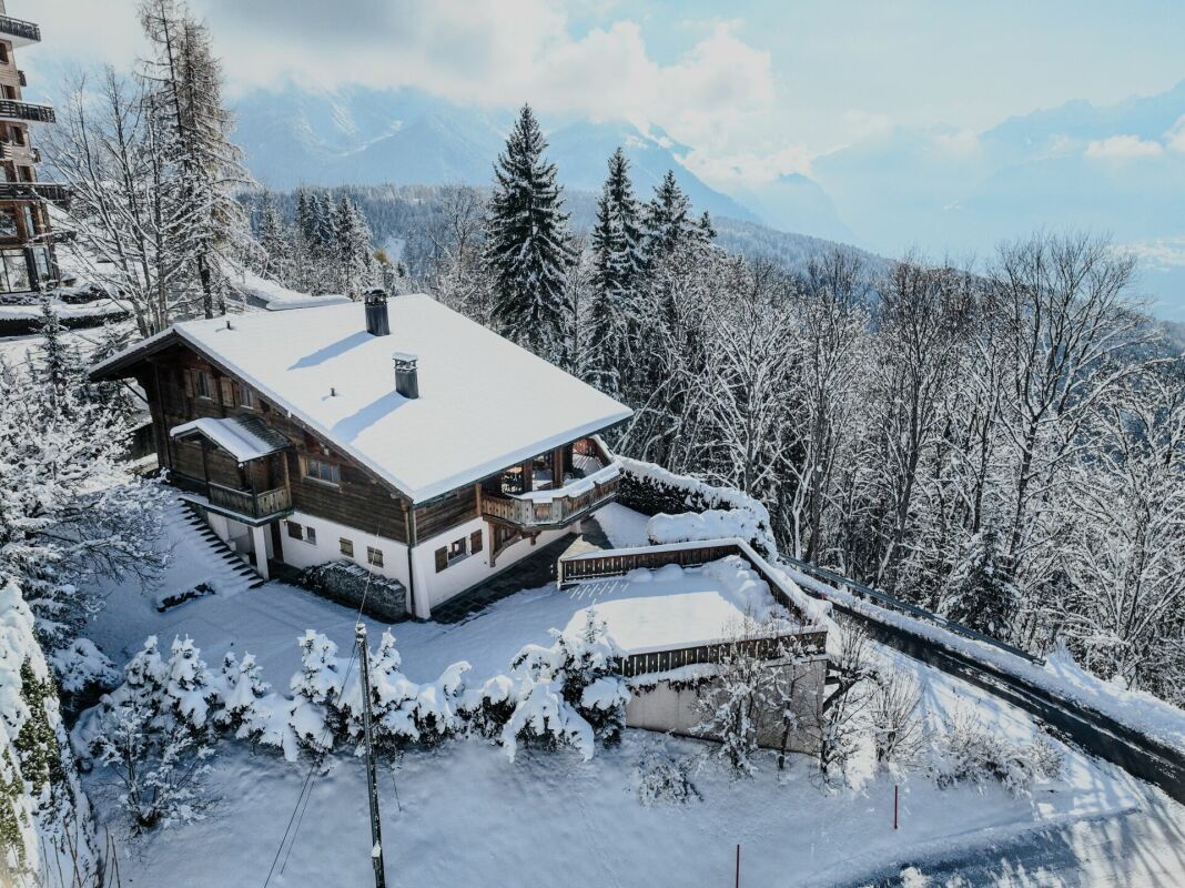 Verschneites Berghaus mit Alpenblick