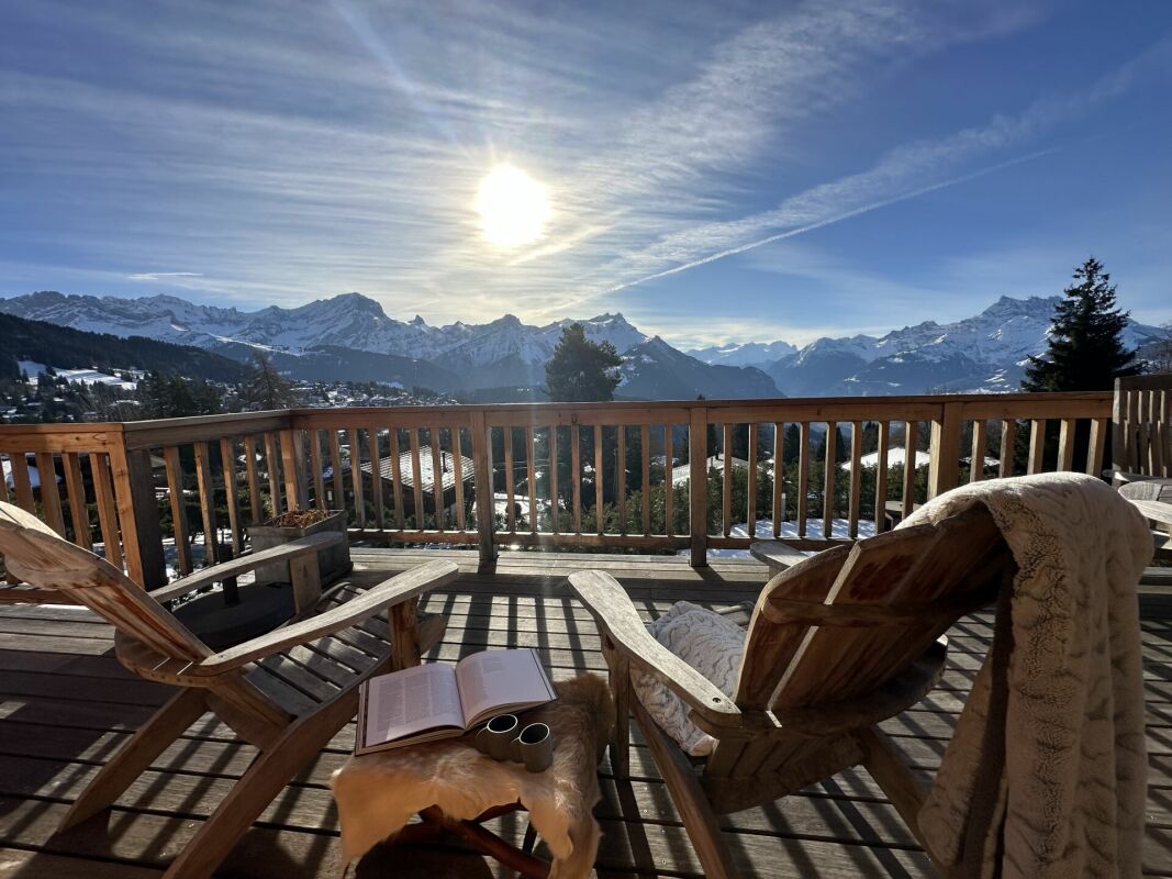 Alpenblick von einer Holzterrasse