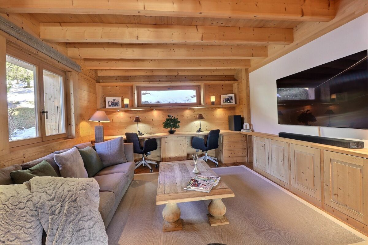 Gemütliches Holz-Wohnzimmer mit Arbeitsbereich