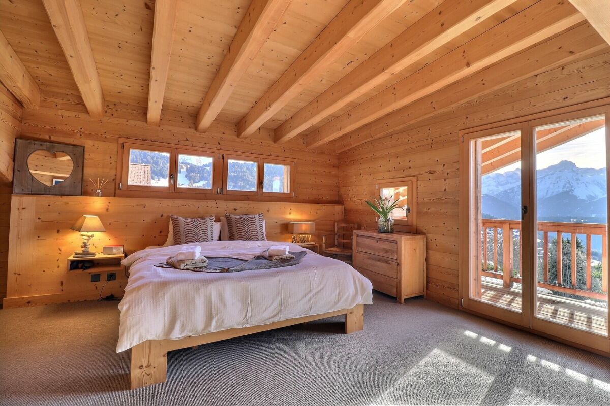 Gemütliches Holzschlafzimmer mit Bergblick