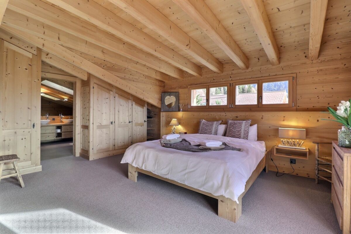 Rustikales Schlafzimmer mit Holzinterieur