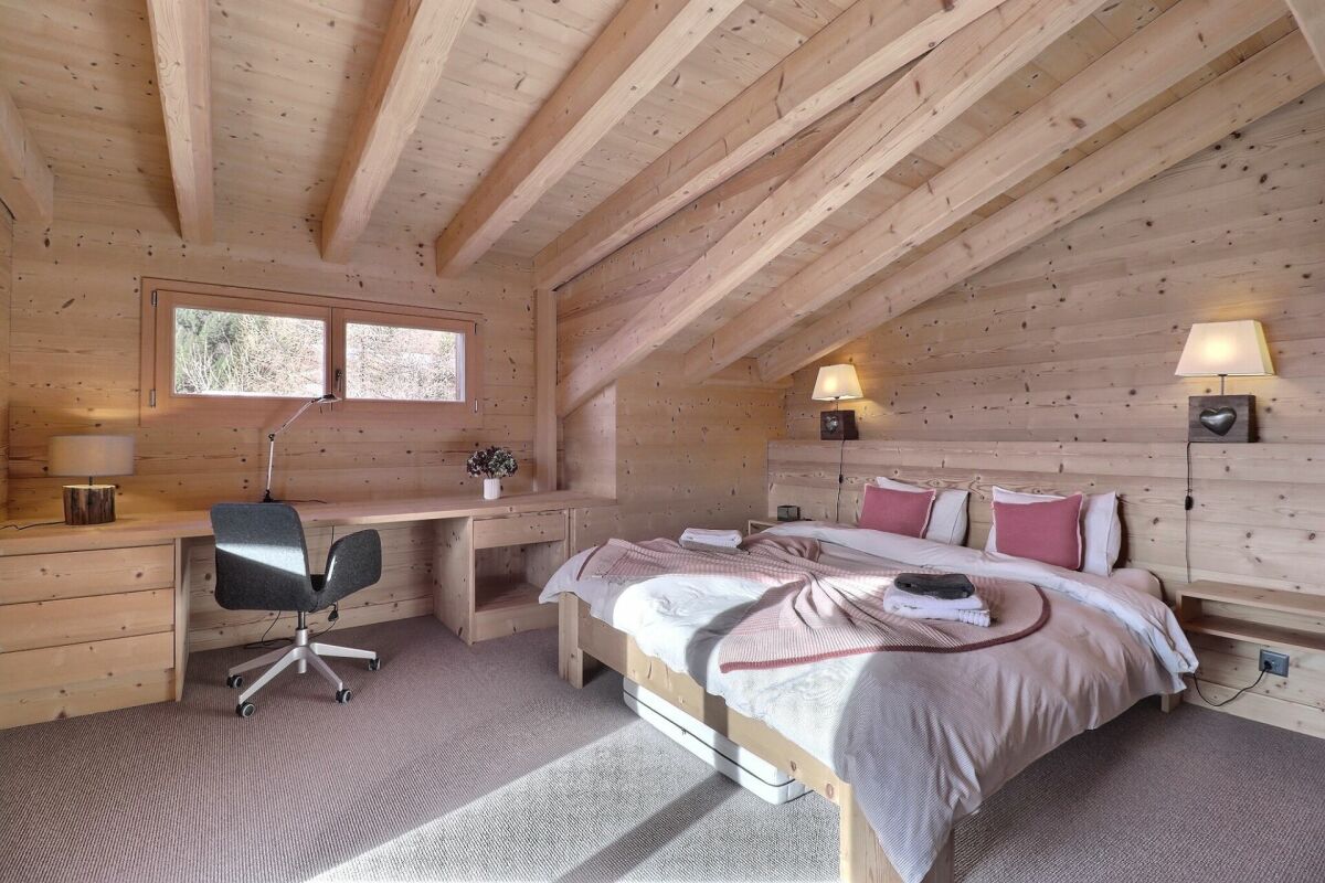Holzschlafzimmer im Dachgeschoss