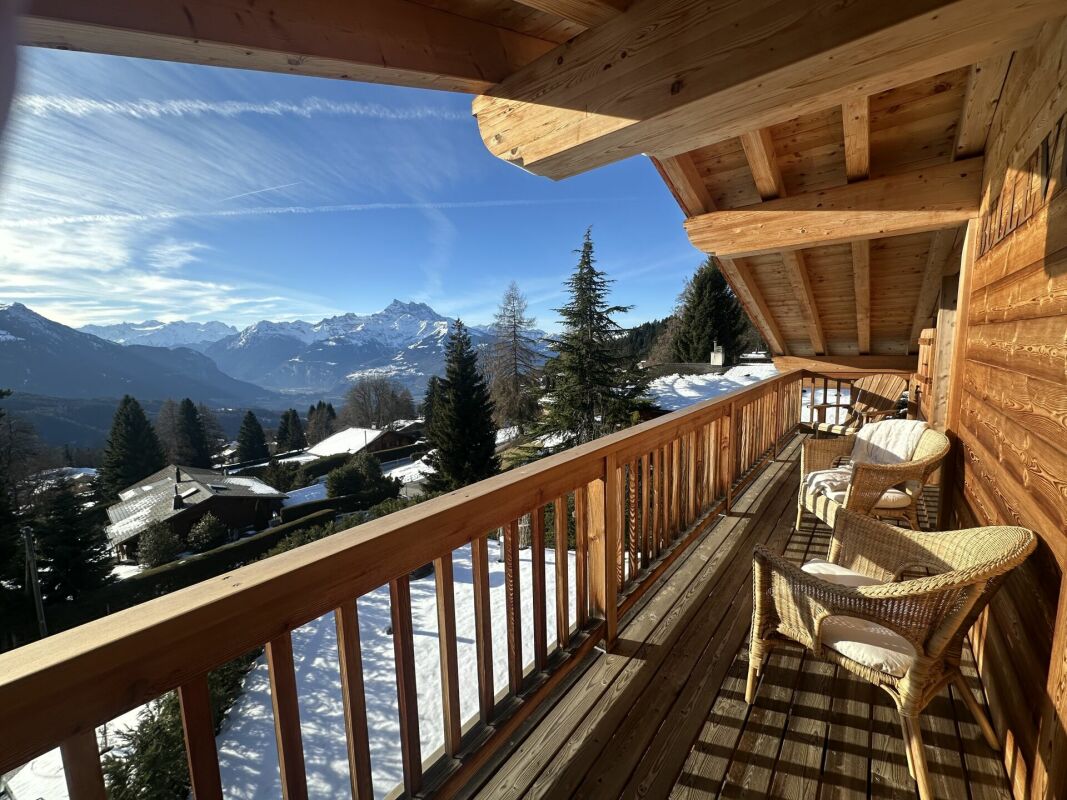 Holzbalkon mit Alpenpanorama
