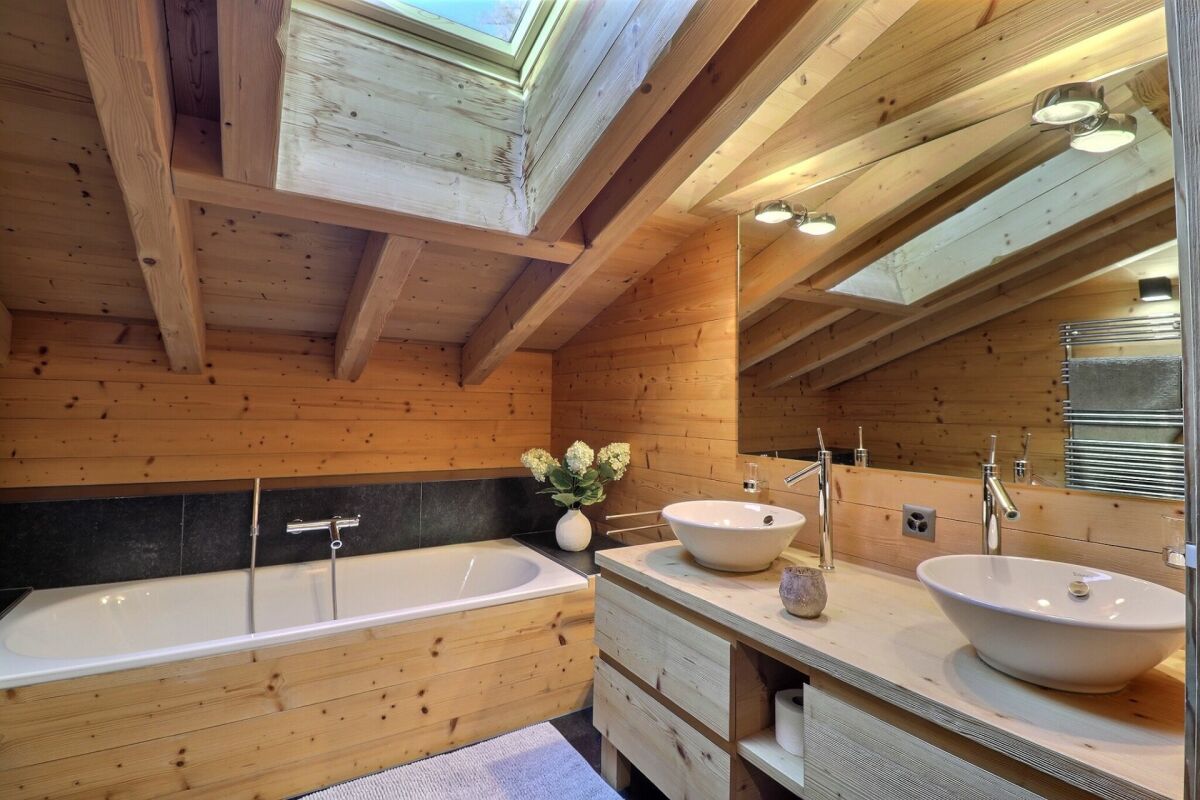 Rustikales Dachbadezimmer mit Holzverkleidung