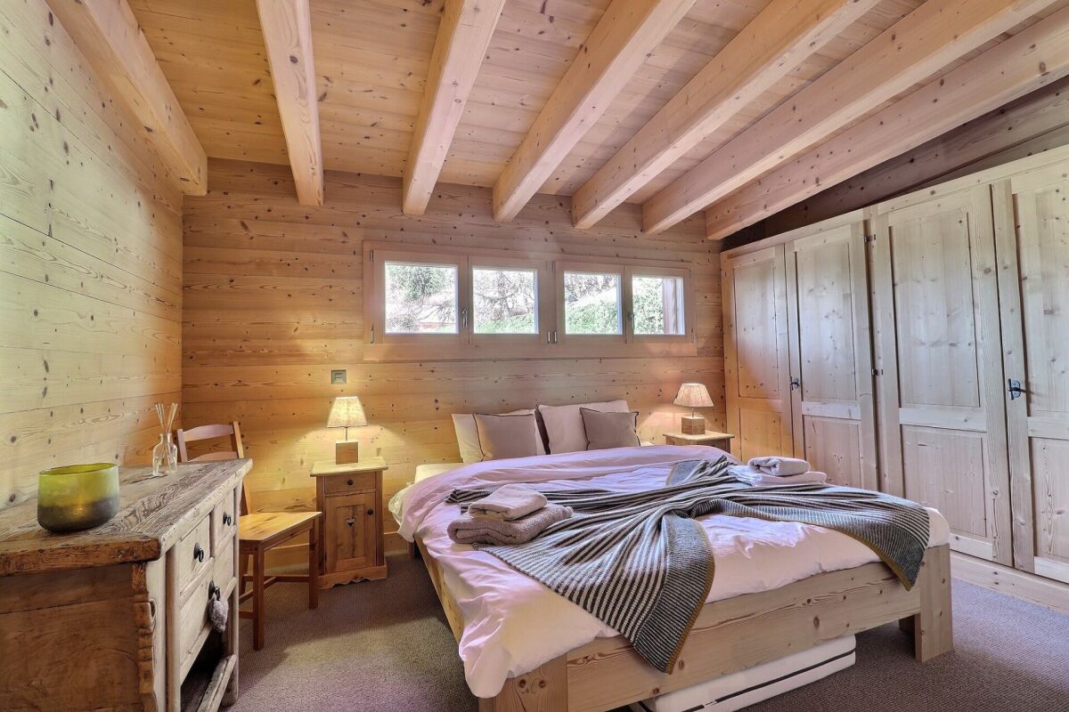 Gemütliches Holz-Schlafzimmer im Chalet-Stil