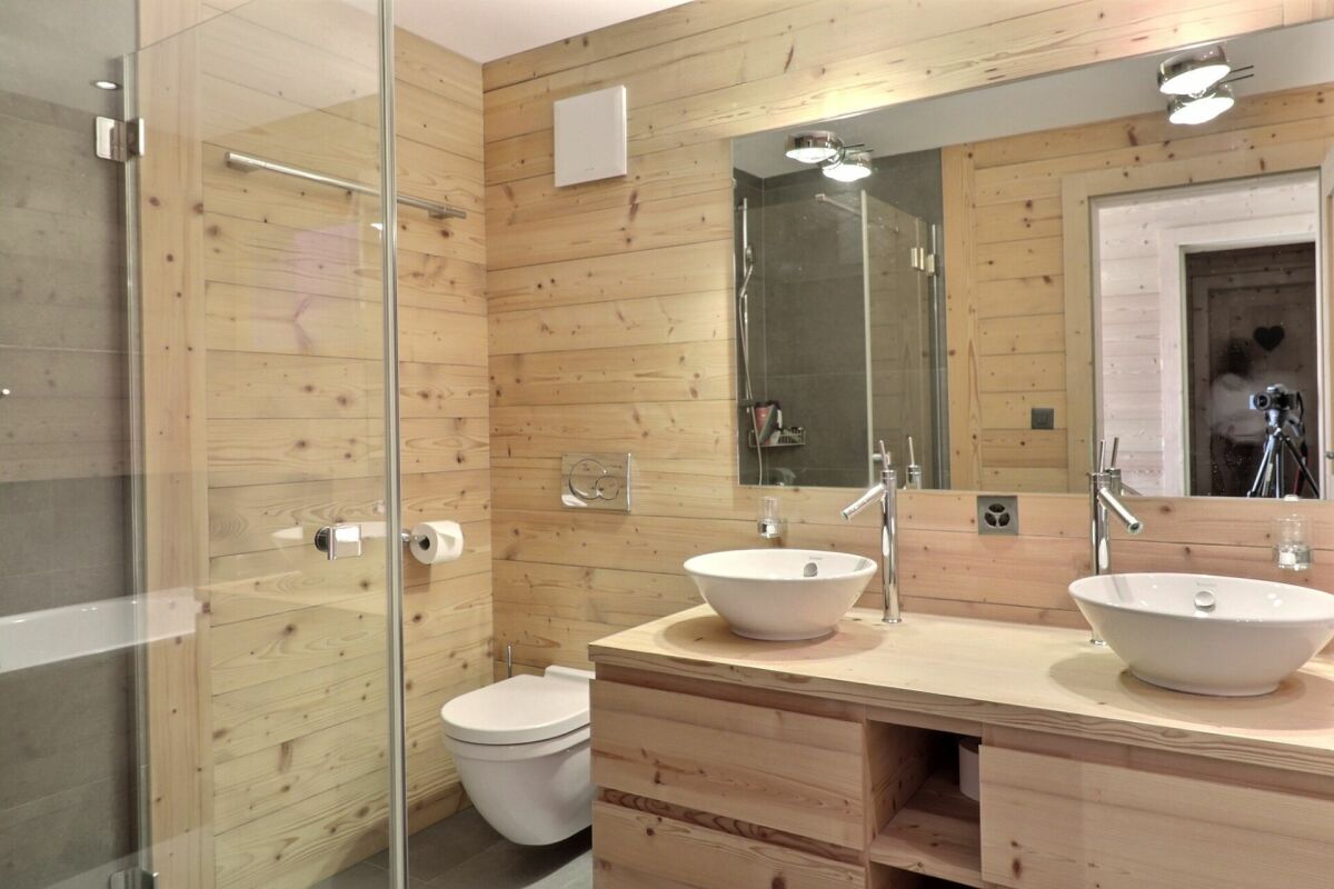 Modernes Bad mit Holzverkleidung