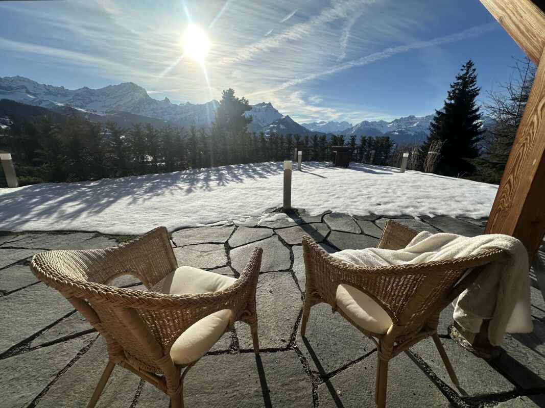 Bergterrasse mit Schneeblick