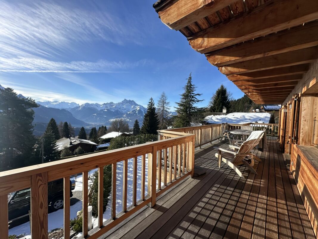 Alpenbalkon mit Bergpanorama