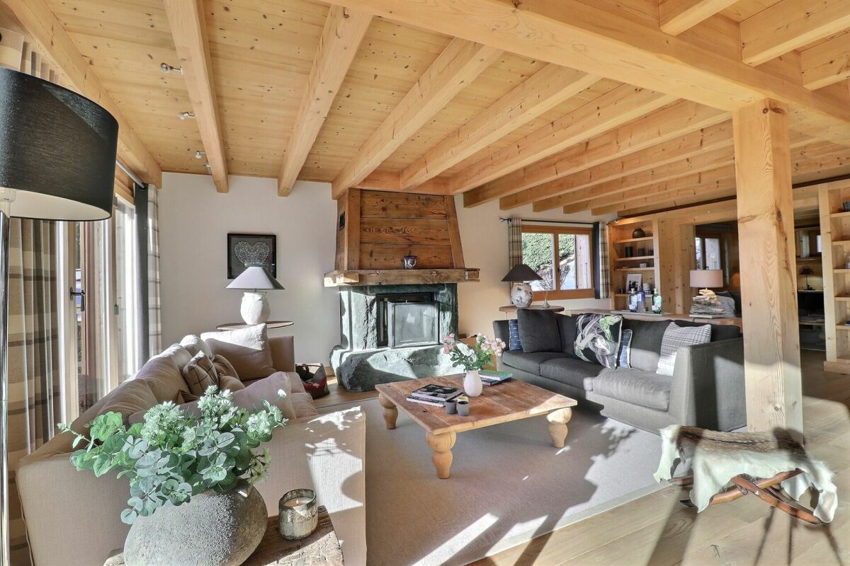 Gemütliches Chalet-Wohnzimmer mit offenem Kamin