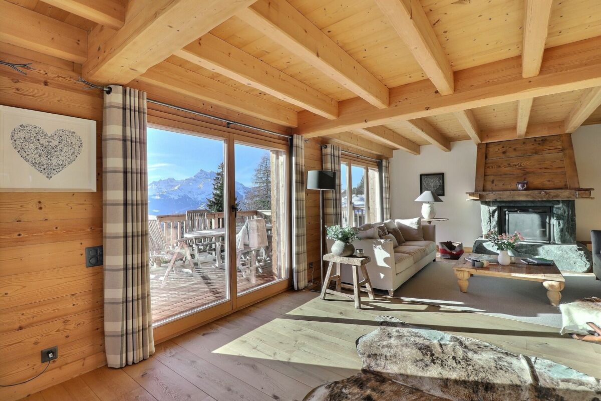Gemütliches Chalet-Wohnzimmer mit Bergblick