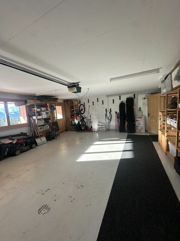 Geräumige Garage mit Lagerregalen