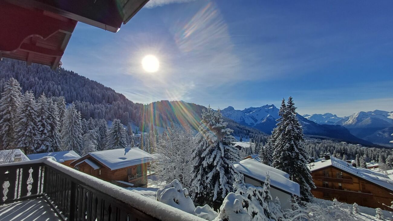 Winterlicher Bergblick von einem Balkon