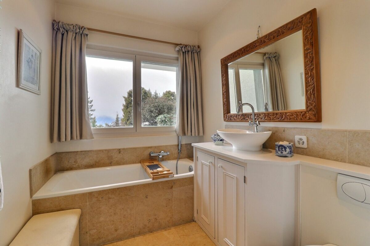 Helles Badezimmer mit Badewanne und Waschtisch