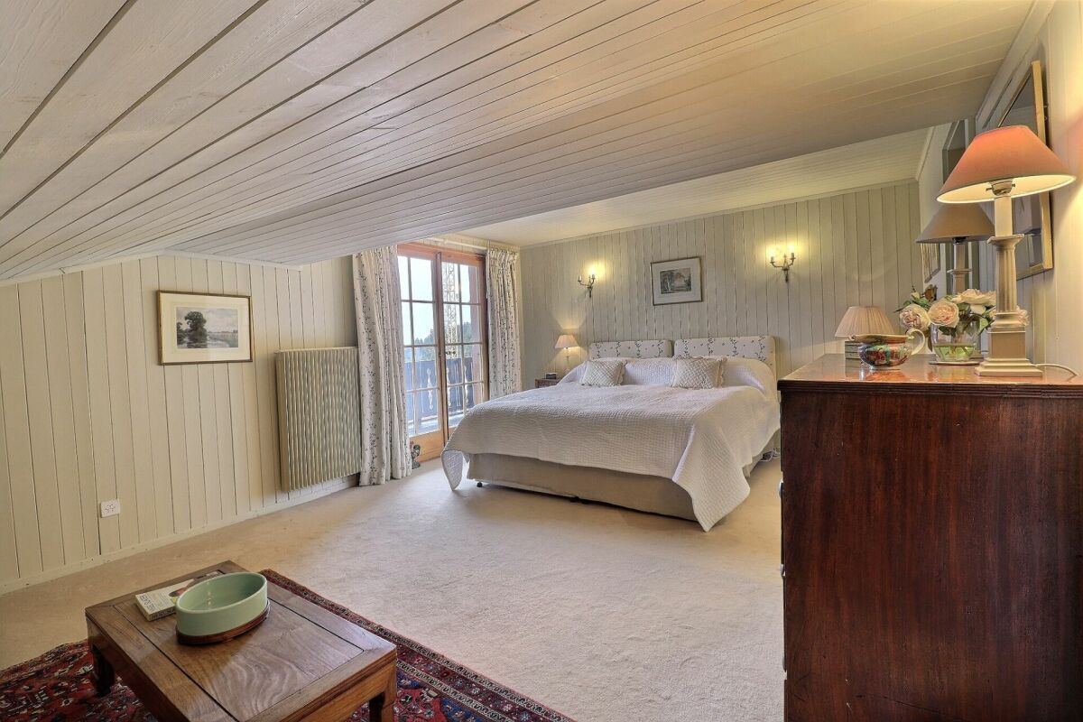 Helles Schlafzimmer mit Dachschräge