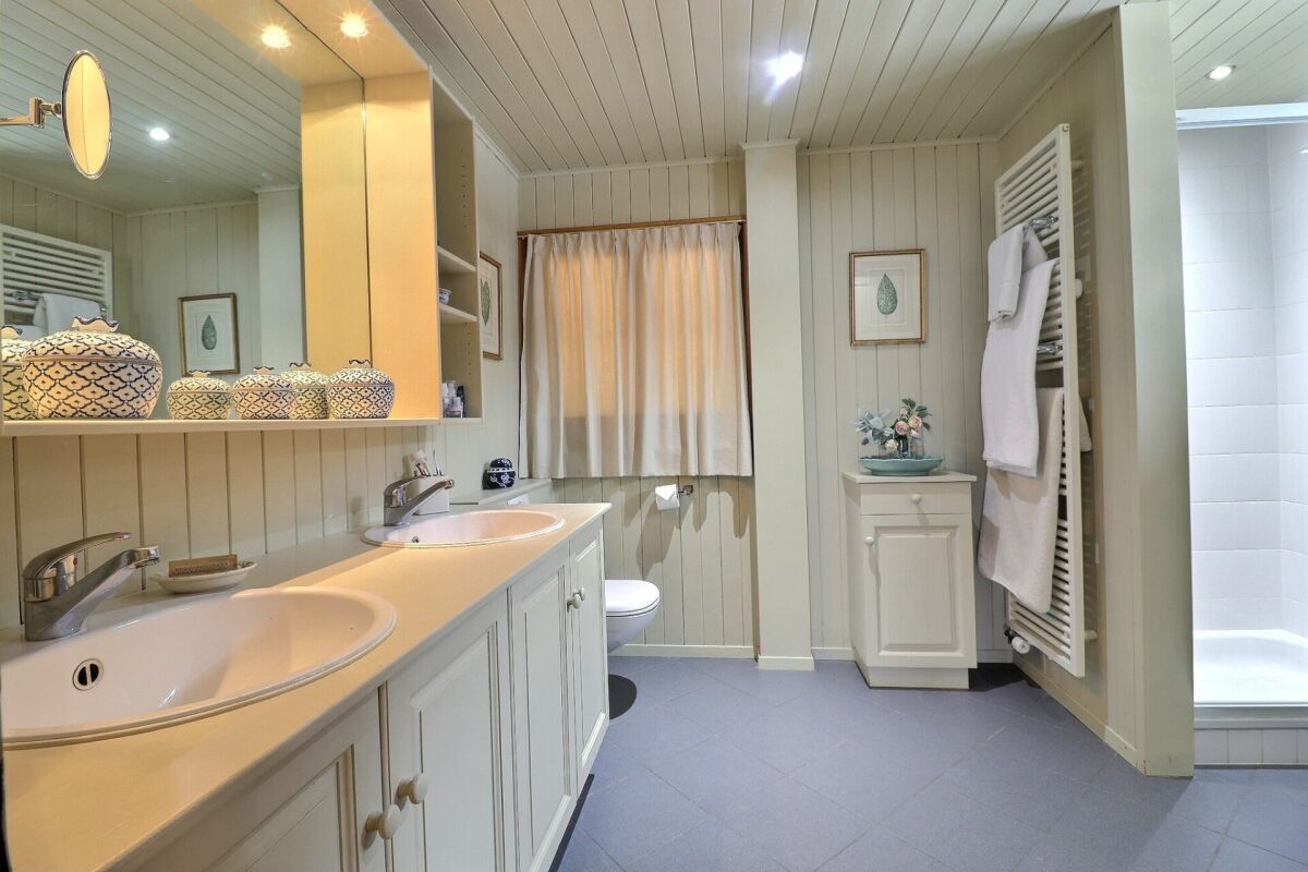 Helles Badezimmer mit Doppelwaschtisch und Dusche