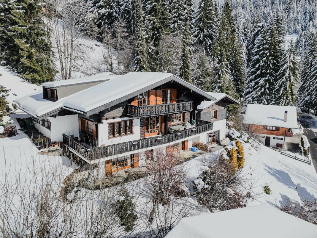 Schneebedecktes Chalet in alpiner Lage