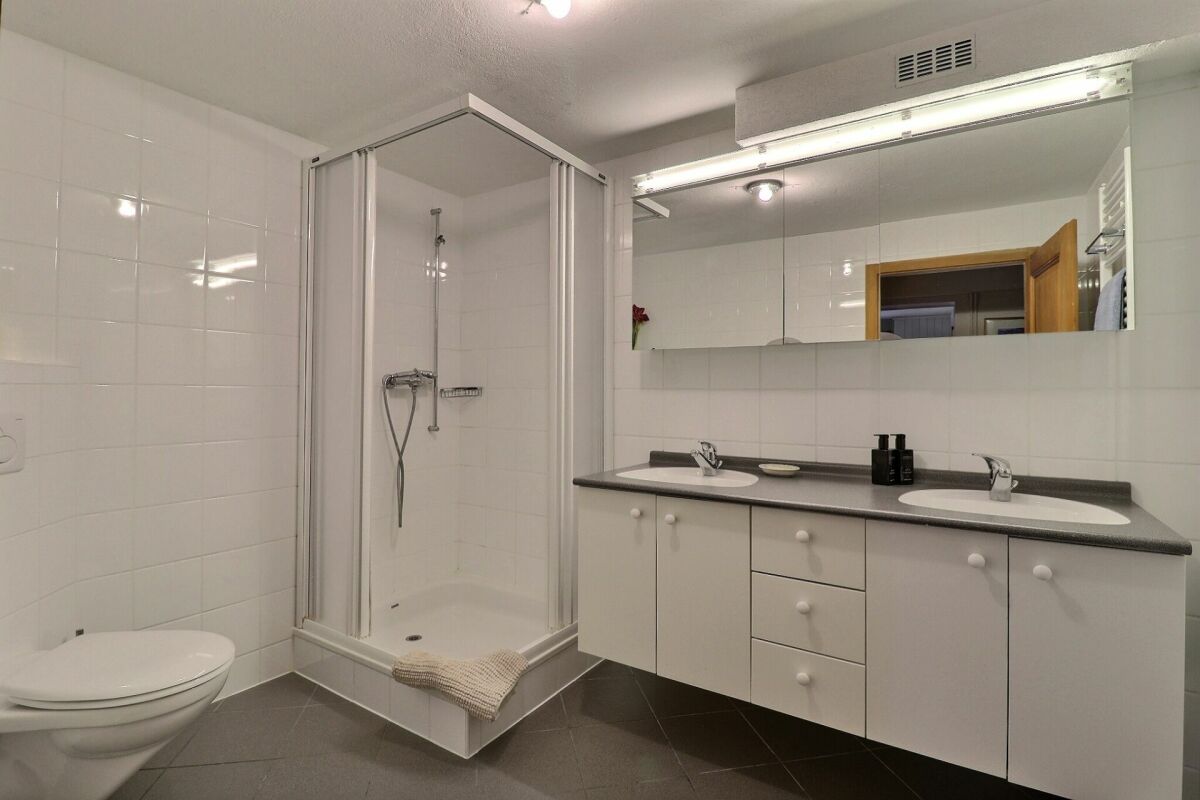 Modernes Badezimmer mit Dusche und Doppelwaschtisch