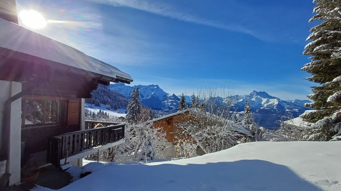 Schneebedecktes Chalet mit Bergpanorama