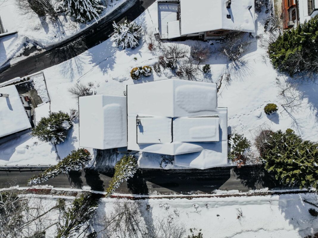 Schneebedeckte Wohnsiedlung aus der Luft