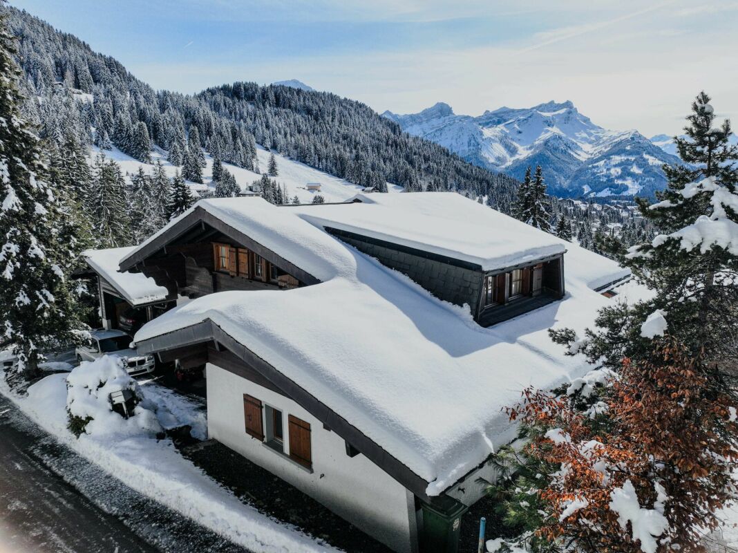 Verschneites Berghaus mit Chalet-Charakter