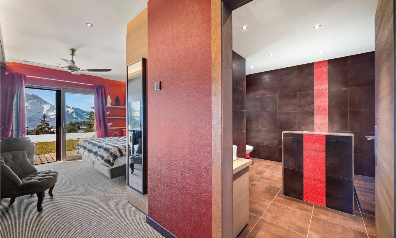 Schlafzimmer mit angrenzendem Bad und Bergblick